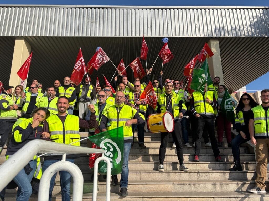 LOS TRABAJADORES SE MANIFIESTAN EN EL HOSPITAL DE PUERTO DE SAGUNTO TRAS UNA HUELGA INDEFINIDA DE AMBULANCIAS A PARTIR DEL 3 DE DICIEMBRE DE 2024.