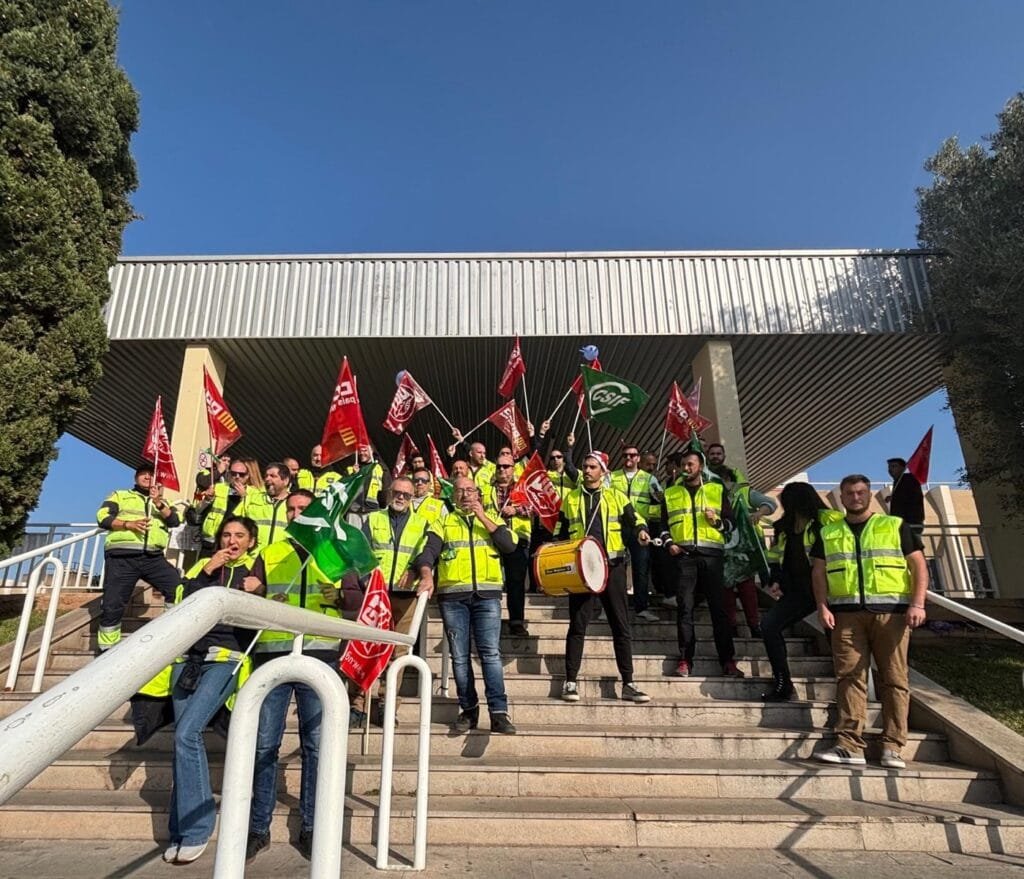 HUELGA INDEFINIDA DE AMBULANCIAS EN LA COMUNIDAD VALENCIANA: MANIFESTACIÓN EN EL HOSPITAL DE PUERTO DE SAGUNTO