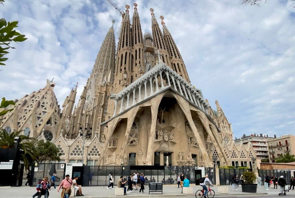 Guía Turística de Barcelona: Descubre la Ciudad Condal y sus Encantos