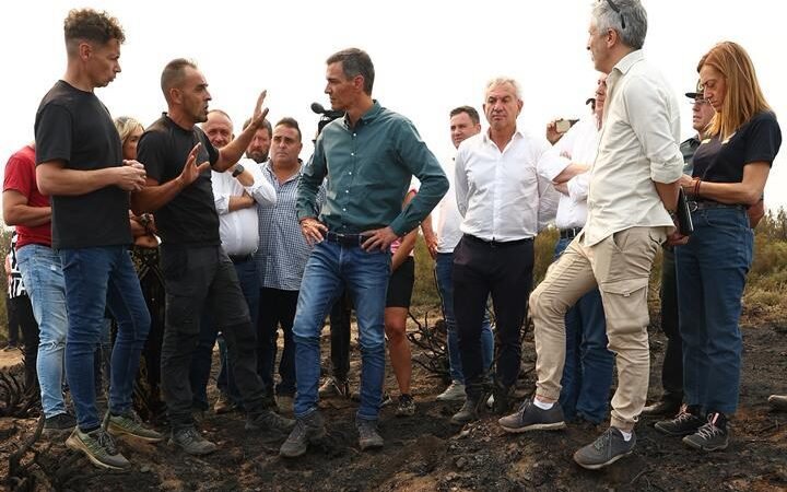 Pedro Sánchez recorre las zonas afectadas por los incendios en Ourense y León y anuncia un Pacto de Estado para reforzar la lucha contra la emergencia climática.