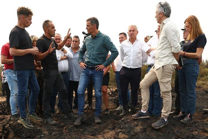 Pedro Sánchez recorre las zonas afectadas por los incendios en Ourense y León y anuncia un Pacto de Estado para reforzar la lucha contra la emergencia climática.