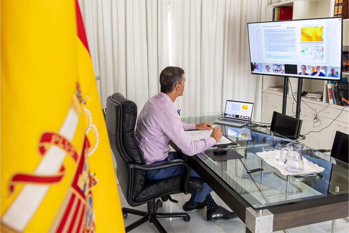 El presidente del Gobierno, Pedro Sánchez, revisa la situación de los incendios forestales mientras llegan aviones-cisterna italianos a España para apoyar la extinción.