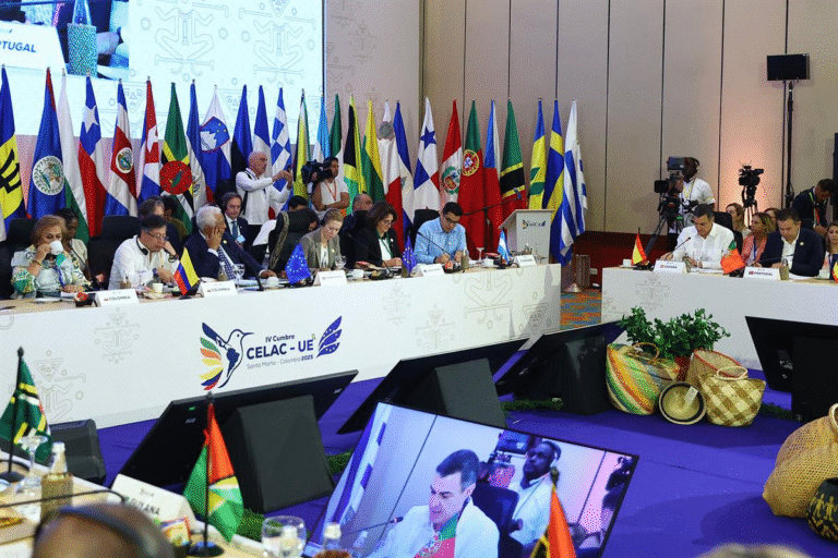 Pedro Sánchez interviene en la Cumbre UE-CELAC en Colombia defendiendo una alianza entre Europa y América Latina basada en el multilateralismo, la igualdad y la prosperidad compartida.