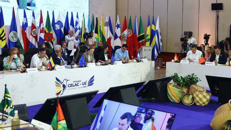 Pedro Sánchez interviene en la Cumbre UE-CELAC en Colombia defendiendo una alianza entre Europa y América Latina basada en el multilateralismo, la igualdad y la prosperidad compartida.