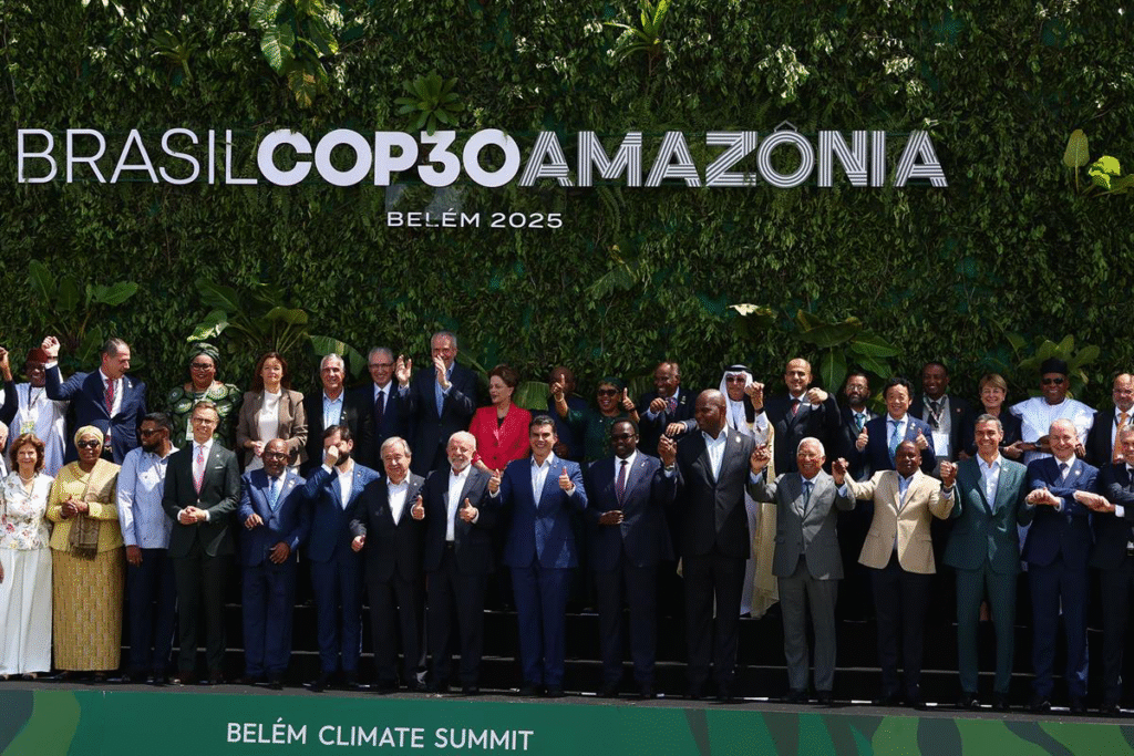 Pedro Sánchez defiende en la COP30 que España lidera el crecimiento económico verde reduciendo emisiones y apostando por la energía limpia.