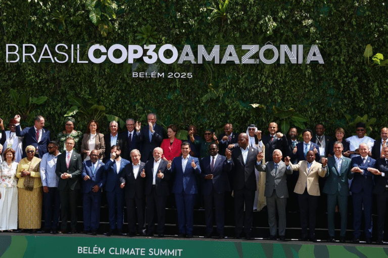 Pedro Sánchez defiende en la COP30 que España lidera el crecimiento económico verde reduciendo emisiones y apostando por la energía limpia.