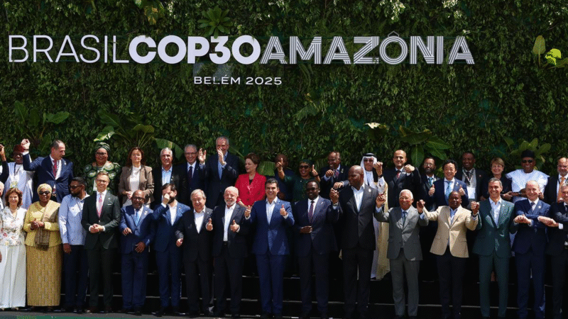 Pedro Sánchez defiende en la COP30 que España lidera el crecimiento económico verde reduciendo emisiones y apostando por la energía limpia.