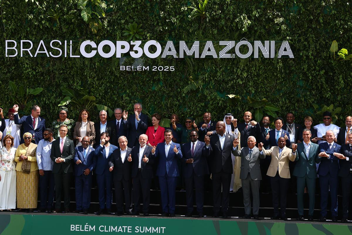 Pedro Sánchez defiende en la COP30 que España lidera el crecimiento económico verde reduciendo emisiones y apostando por la energía limpia.