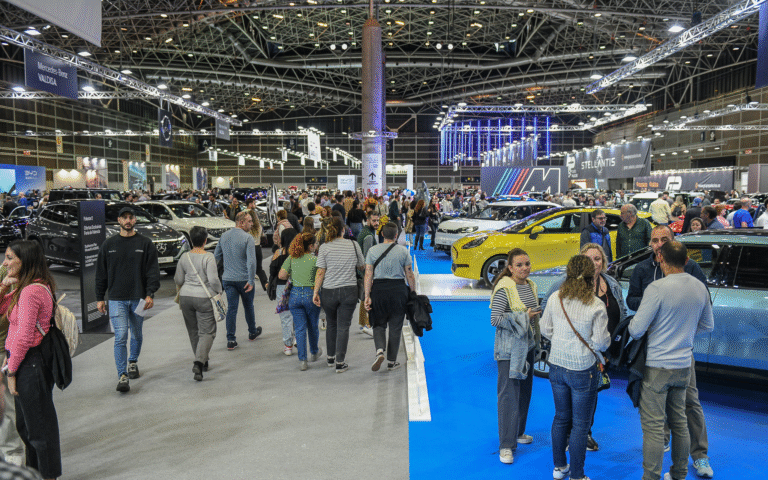 La feria estrena este año un espacio para vehículos comerciales, presenta las últimas novedades electrificadas y ofrece actividades familiares y gastronomía en un ambiente ‘vintage’ ideal para el puente de diciembre.